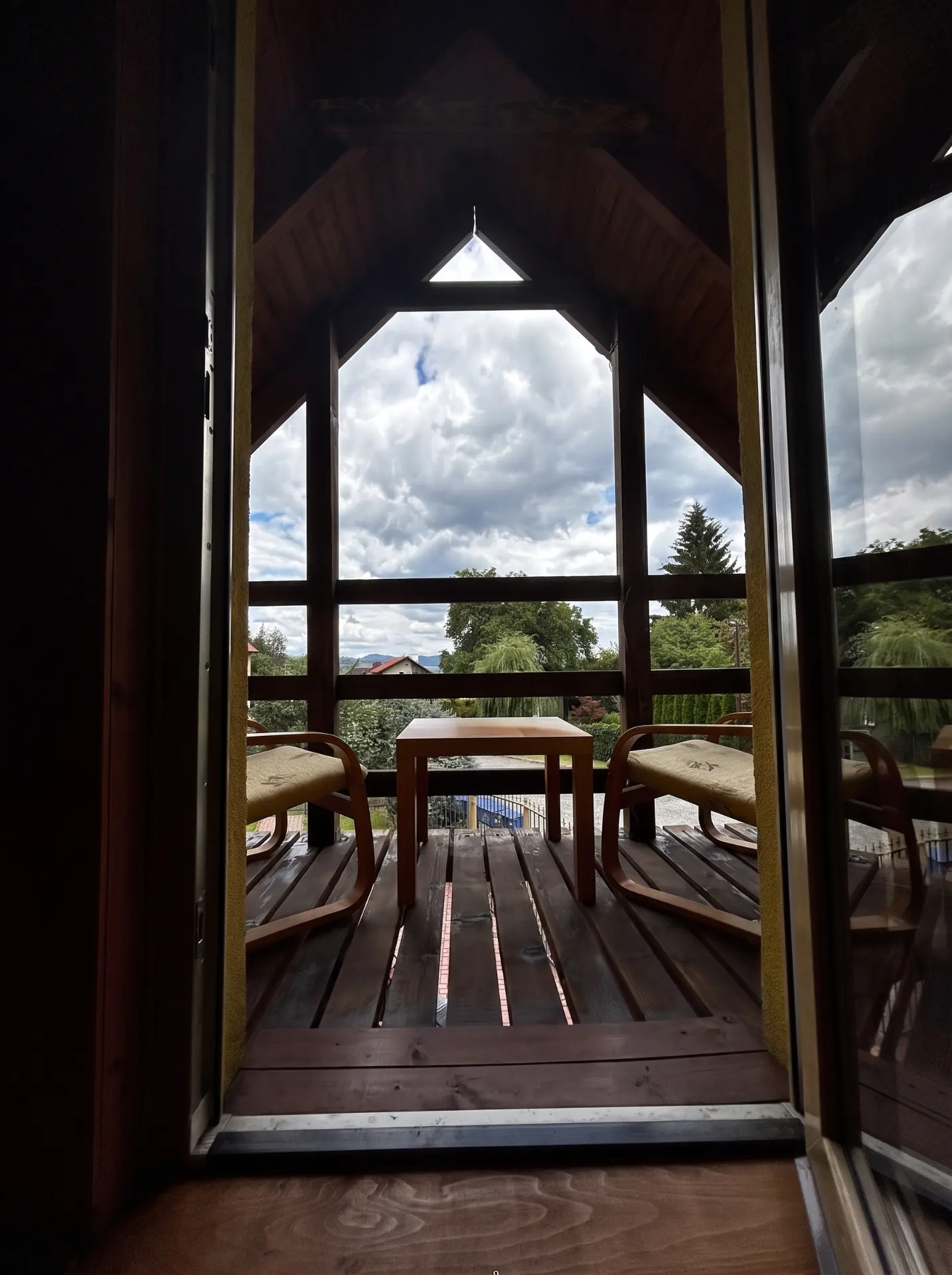 Widok z balkonu domku na góry i ogród